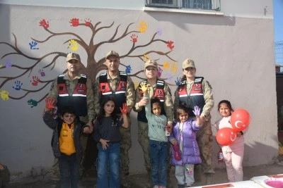 Siirt'te okulları ziyaret eden jandarma ekipleri, çocukları etkinliklerle buluşturuyor