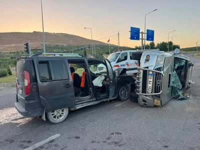 Siirt&rsquo;te OSB Yolunda Kaza: Pikap ile Hafif Ticari Ara&ccedil; &Ccedil;arpıştı, 2 Yaralı