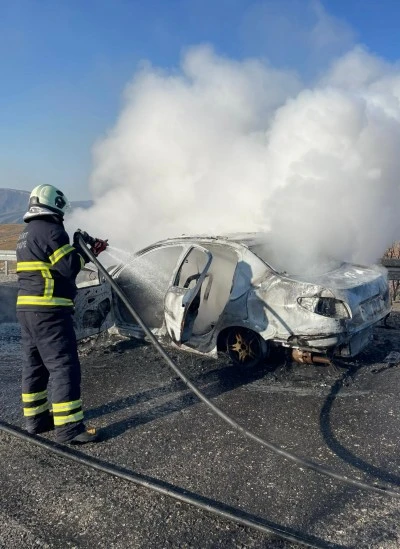 Siirt'te otomobilde &ccedil;ıkan yangın s&ouml;nd&uuml;r&uuml;ld&uuml;