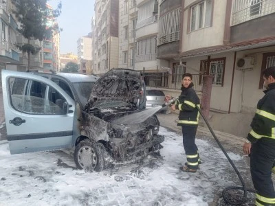 Siirt'te park halindeki hafif ticari araçta çıkan yangın söndürüldü