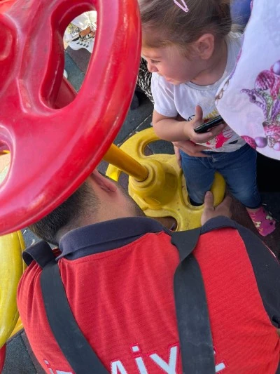 Siirt'te parkta ayağı sıkışan çocuğu itfaiye ekipleri kurtardı