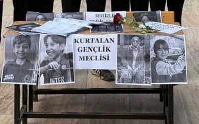 Siirt&rsquo;te Parkta Boş Okul Sıralarına G&uuml;l Bırakıldı