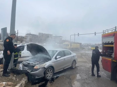 Siirt'te ref&uuml;je &ccedil;arpan otomobildeki 2 kişi yaralandı