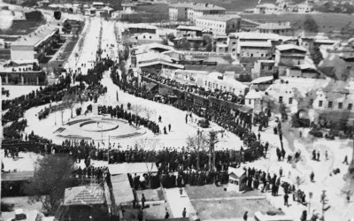 Siirt&rsquo;te resmi bayramlar b&ouml;yle kutlanırdı! 59 yıl &ouml;nceki fotoğraf g&uuml;n y&uuml;z&uuml;ne &ccedil;ıktı