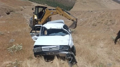 Siirt'te şarampole devrilen otomobildeki 3 kişi yaralandı