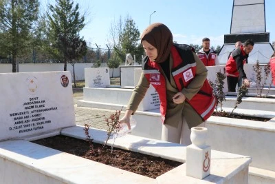 Siirt'te şehitliklerde bakım, onarım ve temizlik &ccedil;alışması başlatıldı