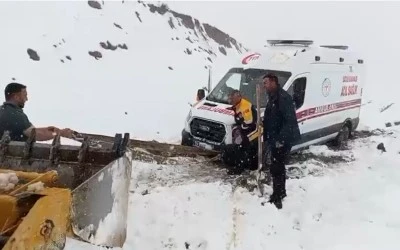 Siirt&rsquo;te Sel ve Karla M&uuml;cadele S&uuml;r&uuml;yor