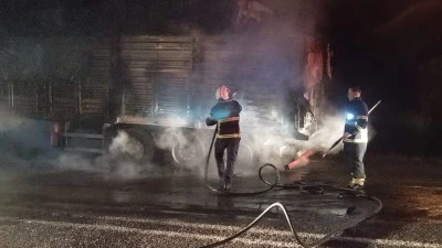 Siirt'te seyir halindeki buğday yüklü tır yandı