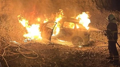 Siirt'te seyir halindeki otomobil yandı