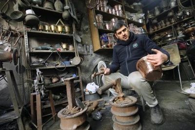 Siirt'te soyadını aldığı mesleği bakırcılığı ayakta tutuyor