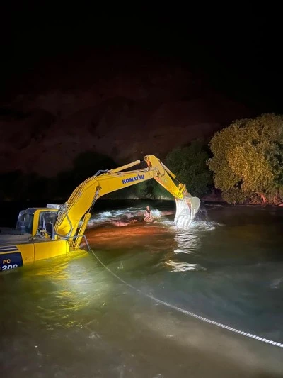 Siirt'te su seviyesi y&uuml;kselen &ccedil;ayda mahsur kalan gen&ccedil; ekskavat&ouml;r yardımıyla kurtarıldı