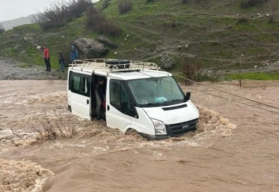 Siirt'te taşan derede mahsur kalan minib&uuml;steki hasta kadın hayatını kaybetti
