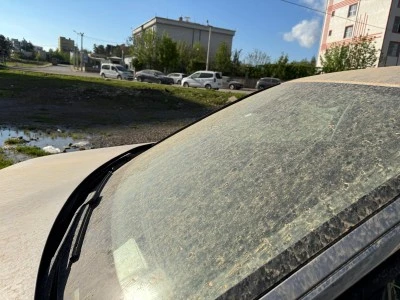 Siirt&rsquo;te Toz Taşınımı Nedeniyle Yağmurla Birlikte &Ccedil;amur Yağdı