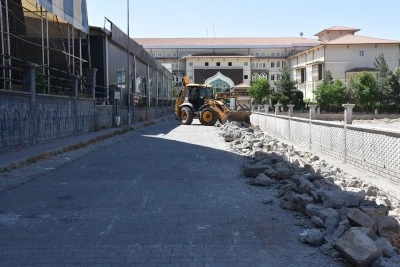 Siirt&rsquo;te Trafiği Rahatlatacak Yeni Adım: İki Caddeyi Bağlayan Yol 10 Metreye &Ccedil;ıkarılıyor