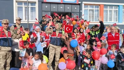 Siirt'te Türk Kızılay ve jandarma ekipleri öğrencilerin &quot;Cumhuriyet Bayramı&quot;nı kutladı