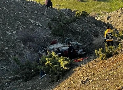 Siirt'te u&ccedil;uruma yuvarlanan otomobildeki 1 kişi &ouml;ld&uuml;, 1 kişi yaralandı