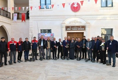 Siirt&rsquo;te &Uuml;reticiye 25 Bin 700 Fıstık, 4 Bin 300 Trabzon Hurması Fidanı Desteği