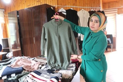 Siirt'te &uuml;retim fazlası kumaşlar kadın kursiyerlerin elinde kıyafete d&ouml;n&uuml;ş&uuml;yor