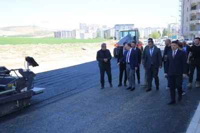 Siirt’te Vali Asfalt Döşedi!