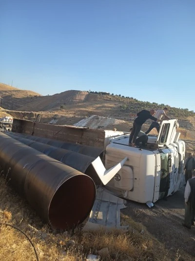 Siirt’te Virajı Alamayan Tır Devrildi!