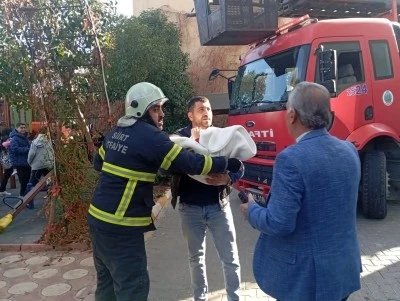 Siirt'te yangın merdiveni ve odun deposunda çıkan yangın söndürüldü