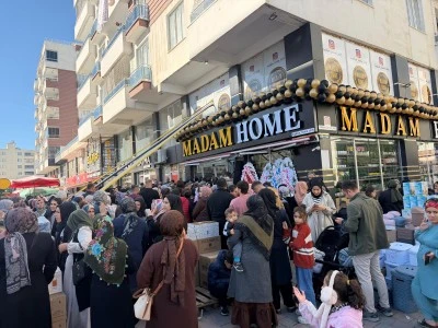 Siirt’te Yeni Açılan Züccaciye Mağazasında İndirim İzdihamı!