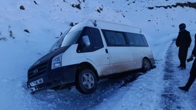 Siirt&rsquo;te Yolcu Minib&uuml;s&uuml; Şarampole Devrildi