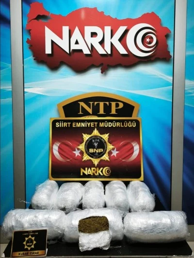 Siirt'te yolcu otob&uuml;s&uuml;nde 9 kilo 300 gram kubar esrar ele ge&ccedil;irildi