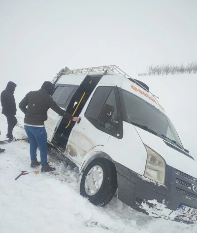 Siirt'te yolları kardan kapanan k&ouml;ylerde mahsur kalan hastalar hastanelere ulaştırıldı