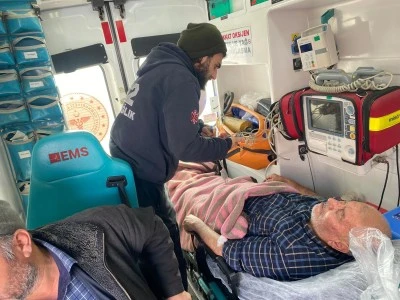 Siirt'te yolları kardan kapanan k&ouml;ylerdeki hastalar ekiplerce hastanelere ulaştırıldı