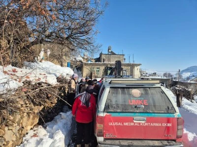 Siirt'te yolları kardan kapanan k&ouml;ylerdeki hastalar hastanelere ulaştırıldı