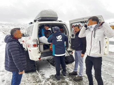 Siirt'te yolu kardan kapanan yerleşim yerlerinde hastalar, ekiplerin &ccedil;alışmasıyla hastaneye ulaştırıldı