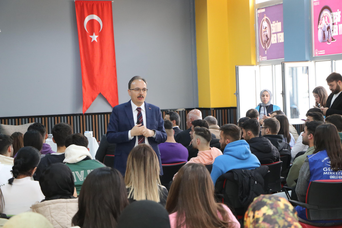 Siirt Valisi Gençlerle Buluştu, Mesleki Tecrübelerini Paylaştı