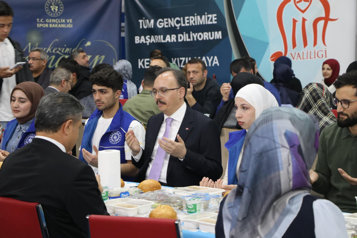 Siirt Valisi Gençlerle İftarda Buluştu