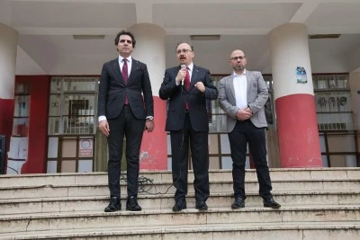 Siirt Valisi Kızılkaya &ouml;ğrencilerle bayrak t&ouml;reninde buluştu