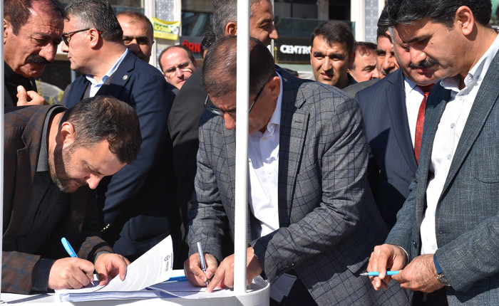 Siirt'in komşu ilinde "Aile Yılında Anayasa Değişsin, Aile Korunsun" imza kampanyası başlatıldı