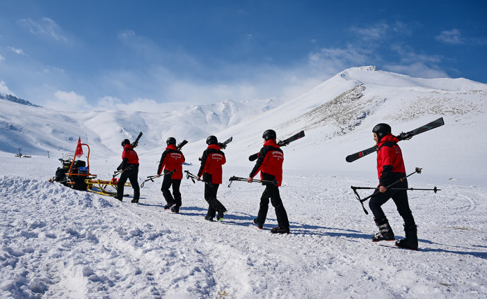 Siirt'in komşu ilinde JAK timleri kayakseverlerin güvenliği için görev başında