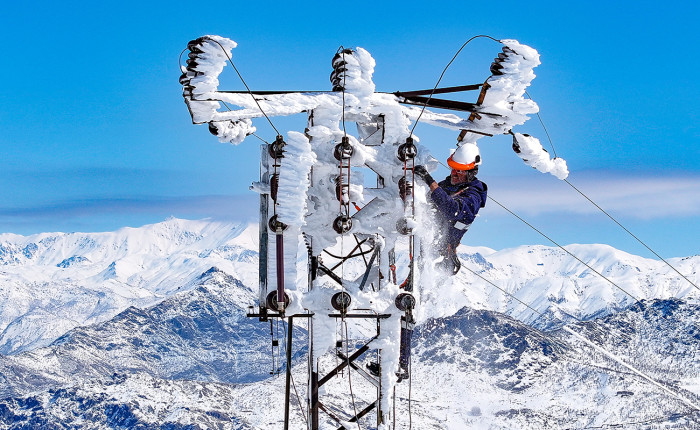 Siirt'in Komşu ilinde kar ve buzla kaplanan elektrik direklerine tırmanarak kesintisiz enerji için çalışıyorlar
