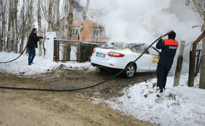 Siirt'in komşu ilinde otomobilini ateşle ısıtırken yaktı