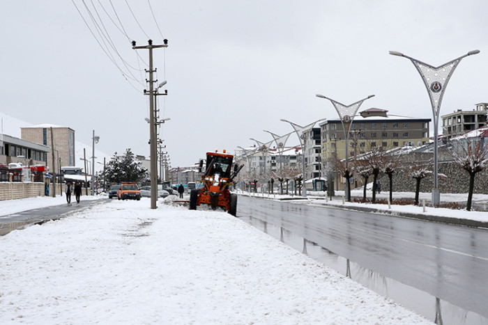 Siirt'in komşu illerinde 48 yerleşim birimine ulaşım sağlanamıyor