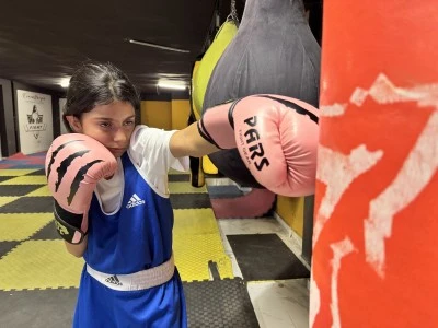 Siirtli 11 yaşındaki Eylül, boksta şampiyon babasının izinden gidiyor