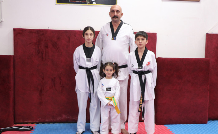 Siirtli baba, çocuklarını spora teşvik için onlarla mindere çıktı