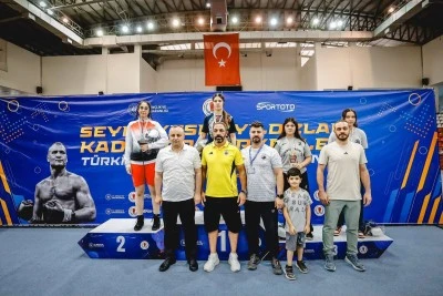 Siirtli Boks&ouml;r Ela Nur G&uuml;l, T&uuml;rkiye &Uuml;&ccedil;&uuml;nc&uuml;s&uuml; Oldu