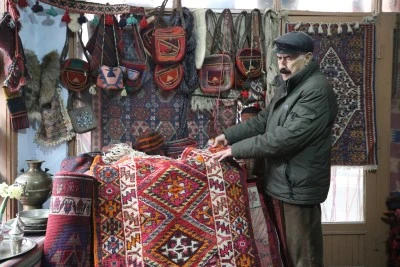 Siirtli esnaf yarım asırlık &quot;antika kilim&quot; işiyle 11 çocuk büyüttü