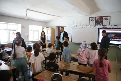 Siirtli öğrenci kampanyayla topladığı kitapları babasının ilk görev yaptığı okula ulaştırdı