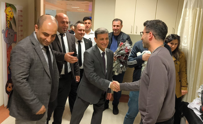 Siirt'te 14 Mart Tıp Bayramı dolayısıyla sağlık çalışanlarına karanfil verildi