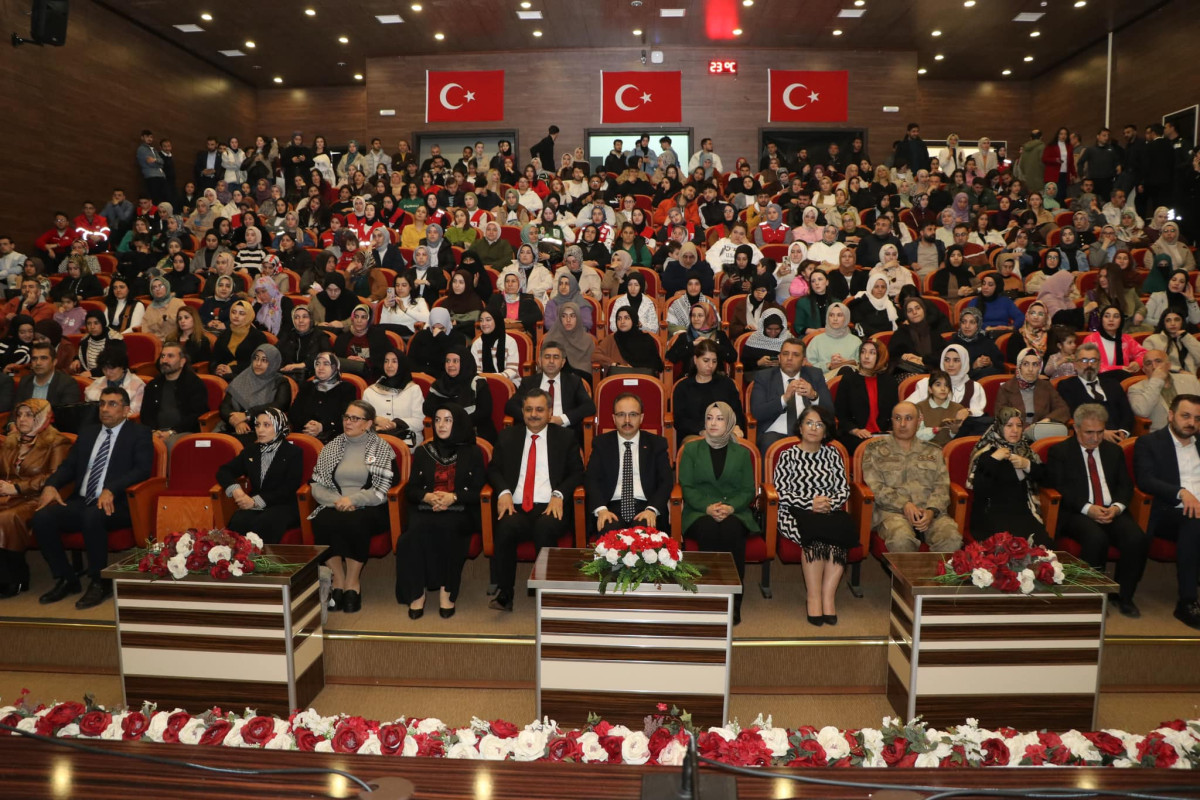 Siirt’te “Aile ve Toplumun Mimarı: Kadın” Konferansı