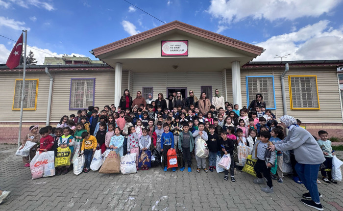 Siirt'te anaokulu öğrencileri harçlıklarıyla akranlarına bayramlık aldı