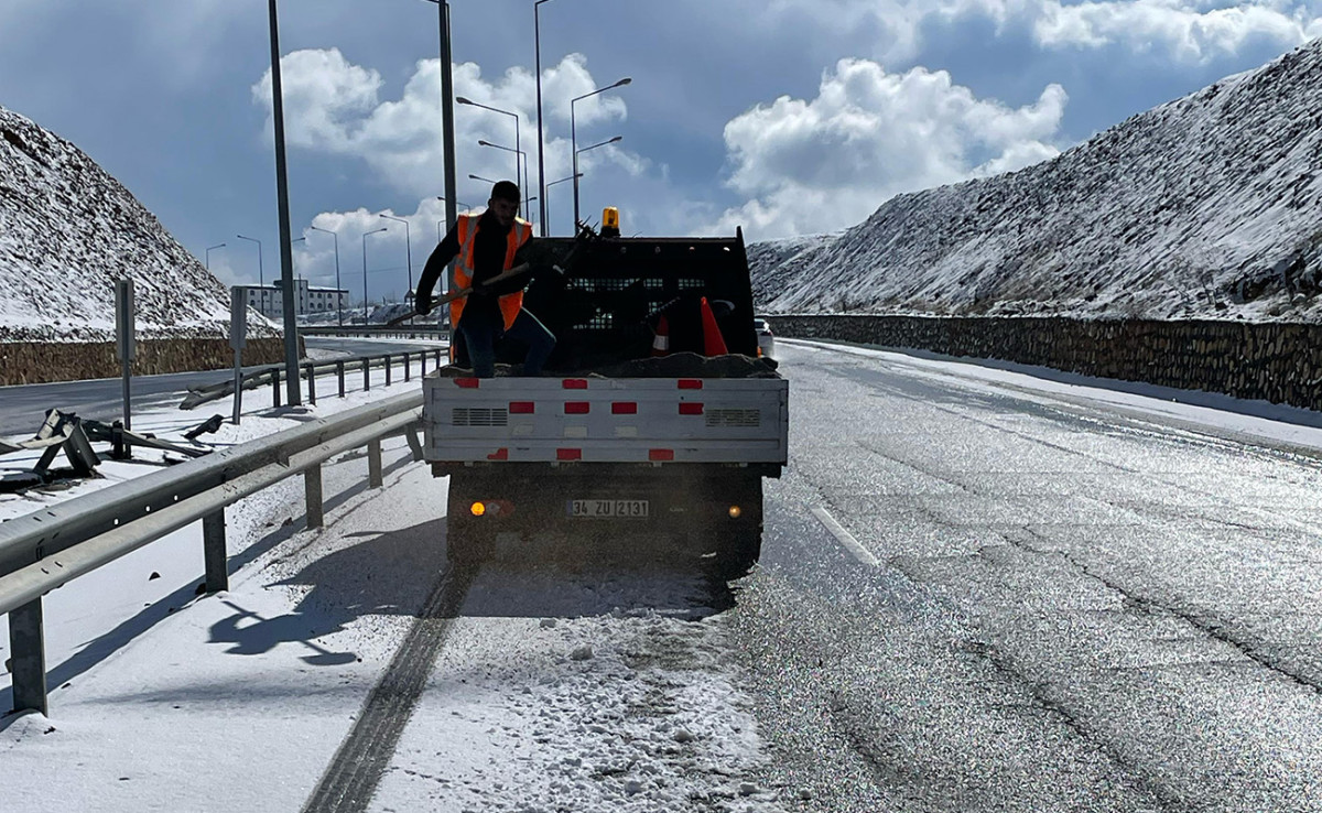 Siirt’te Buzlanmaya Karşı Tuzlama Çalışmaları Aralıksız Sürüyor