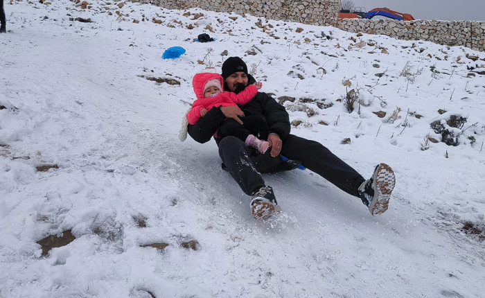 Siirt'te çocuklar aileleriyle karın keyfini çıkardı